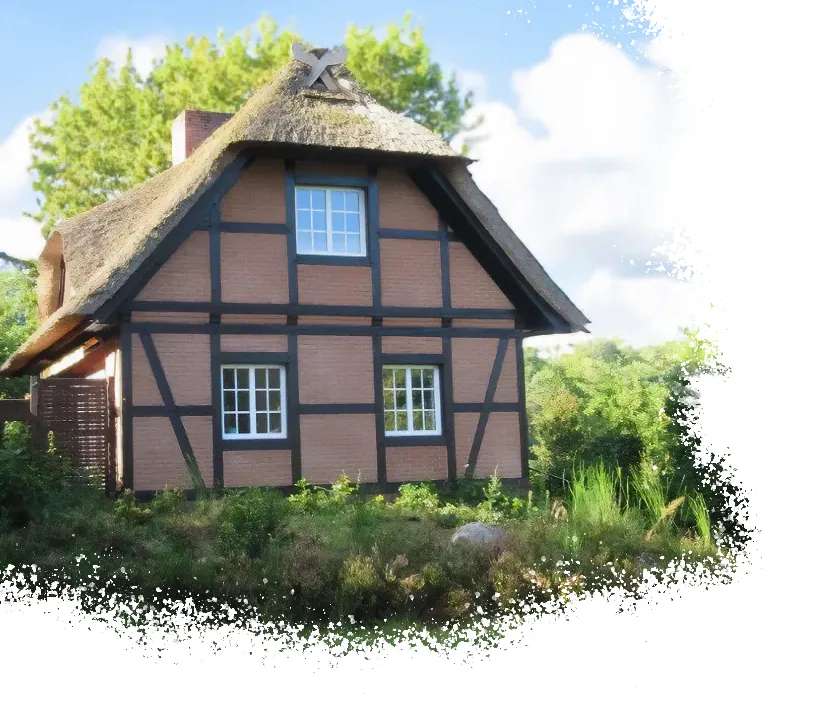 Traditionelles Fachwerkhaus mit Reetdach, umgeben von üppigem Grün und klarem Himmel, mit einem künstlerischen, verblassten Randeffekt.